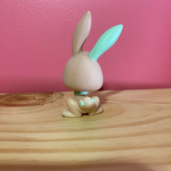 Littlest Pet Shop Rabbit 548 Comes With Accessories - Picture 2 of 3